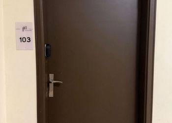 استديو بسرير ماستر وجلسة مريحة 