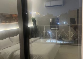 استديو بأثاث مريح وبسيط 
