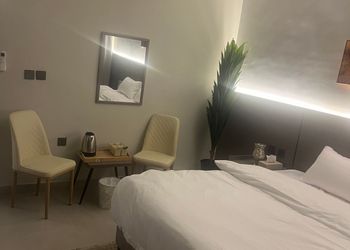 استديو بأثاث مريح وبسيط 