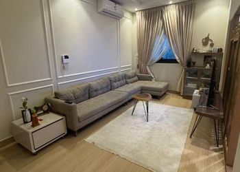 شقة بدخول ذاتي وصالة مريحة 