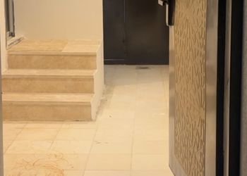 شقة بصالة وثلاث غرف نوم