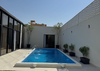 شاليه بجلسة خارجية ومسبح 