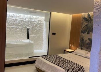 استديو بسرير مريح وجلسة أنيقة 