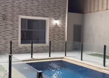 شاليه بألعاب أطفال وغرفة جلوس 