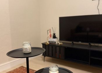 شقة بصالة مريحة وغرفة نوم 