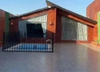 كوخ بجلسة خارجية ومسبح خارجي