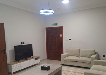 شقة بصالة جلوس وثلاث غرف نوم 