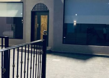 شاليه بمسبح خارجي وجلسة خارجية