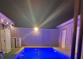 شاليه بألعاب مائية وجلسة خارجية