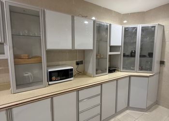 شقة بصالة وثلاث غرف نوم