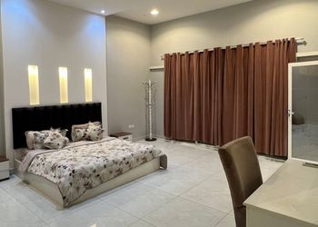 شاليه بمسبح داخلي ومجالس واسعة 
