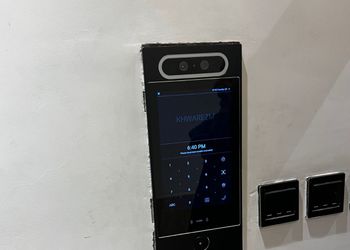 شقة بصالة أنيقة ودخول ذاتي 