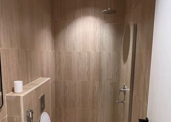 شقة بصالة أنيقة ودخول ذاتي 