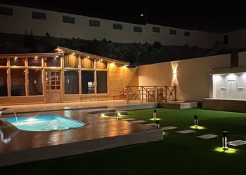 شاليه بمسطح اخضر وجلسة خارجية