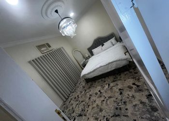 شاليه بمسطح اخضر وجلسة خارجية 