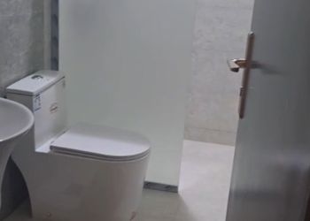 شقة بصالة مريحة وثلاث غرف نوم 