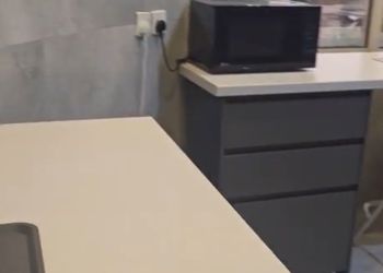 شقة بصالة مريحة وثلاث غرف نوم 