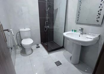 شقة بغرفة معيشة وغرفتين نوم 