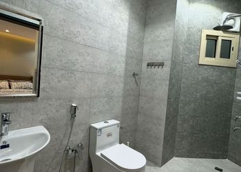شقة بصالة أنيقة وغرفتين نوم 