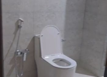 شقة بصالة أنيقة وغرفتين نوم 