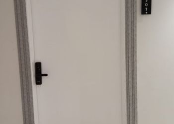 استديو بجلسة خارجية وتصميم هادئ 