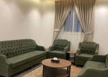 شقة بصالة جلوس وغرفة نوم مريحة 