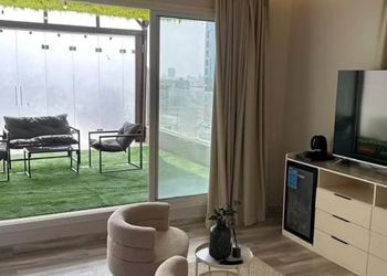 استديو بأثاث مريح وبسيط 
