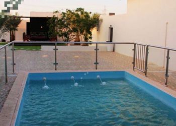 شاليه بمسطح اخضر وجلسة خارجية