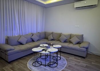 شقة بصالة مريحة وغرفة نوم 