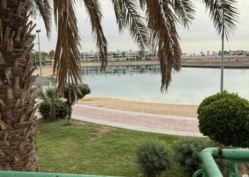 شاليه بصالة جلوس وثلاث غرف نوم 