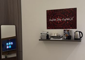 شقة بصالة جلوس وغرفة نوم مريحة 