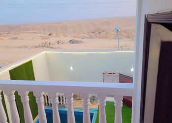شاليه مع بلكونة ومسبح خارجي 