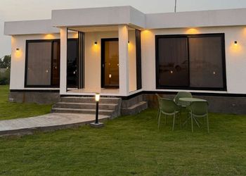 شاليه بمسطح اخضر ومجالس 