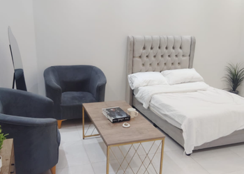 استديو بأثاث مريح وبسيط 