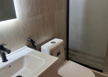 استديو بأثاث مريح وبسيط 