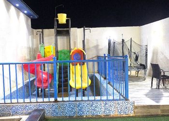شاليه بألعاب مائية وجلسة خارجية