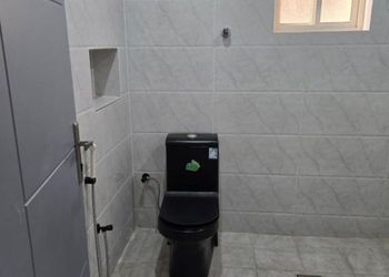 غرفة بسرير ماستر