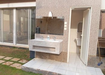 شاليه بمسطح اخضر وجلسة خارجية 