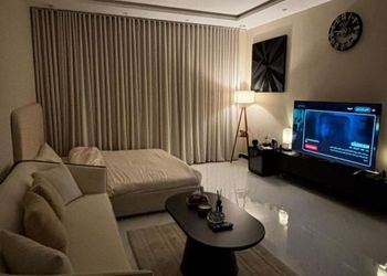 استديو بسرير ماستر وجلسة جانبية