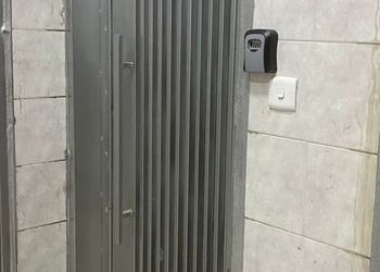 شقة بغرفة معيشة وغرفتين نوم 