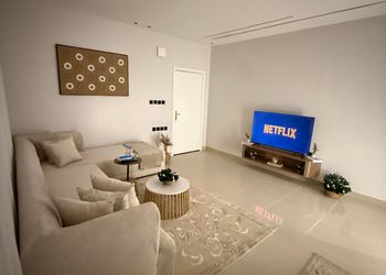 شقة بغرفة معيشة وغرفة نوم 
