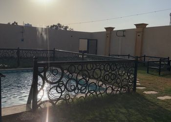 شاليه بجلسة خارجية ومسبح