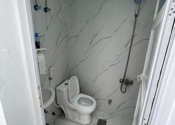 شاليه بمسطح اخضر ومسبح