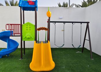 استراحة بمسبح و مسطح اخضر