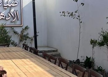 استراحة بمجلس وفناء خارجي 