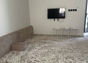شاليه بجلسة خارجية ومسبح 