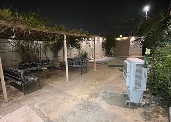 شاليه بجلسة خارجية ومجالس