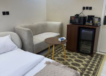 استديو بسرير ماستر وجلسة جانبية