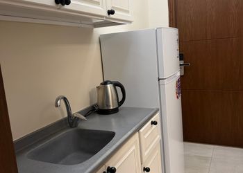 استديو بأثاث مريح وبسيط 