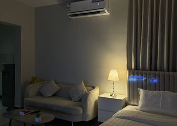 استديو بسرير ماستر وأثاث مريح 